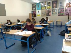 Uczniowie podczas próbnego egzaminu z matematyki