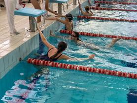 Uczniowie w trakcie zawodów pływackich