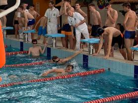 Uczniowie w trakcie zawodów pływackich