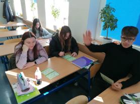 Uczniowie w trakcie lekcji języka niemieckiego z planszówkami