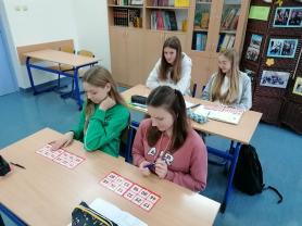 Uczniowie w trakcie lekcji języka niemieckiego z planszówkami