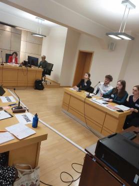 Uczniowie podczas turnieju debat w Wojewódzkim Sądzie Administracyjnym w Poznaniu