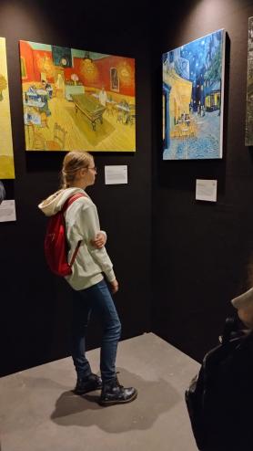 Uczniowie podczas zwiedzania ekspozycji - wystawa dzieł Van Gogha