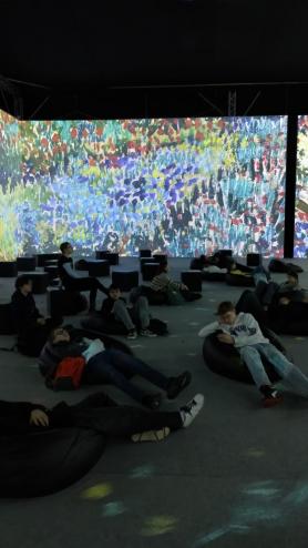 Uczniowie podczas zwiedzania ekspozycji - wystawa dzieł Van Gogha