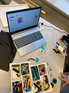 Nauka z kloców LEGO na UAM - uczniowie w trakcie zajęć