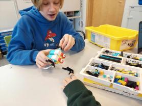 Nauka z kloców LEGO na UAM - uczniowie w trakcie zajęć