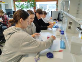 Uczniowie klasy 2c podczas zajęć laboratoryjnych na UAM.