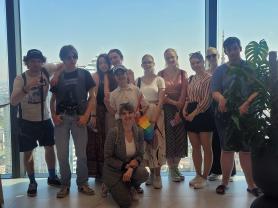 Młodzież licealna biorąca udział w wyjeżdzie do Warszawy w ramach projektu CEO Młodzi Głosują