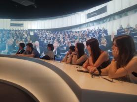 Młodzież licealna biorąca udział w wyjeżdzie do Warszawy w ramach projektu CEO Młodzi Głosują