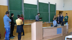 Uczniowie z wykładowcą przy tablicy