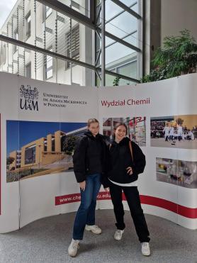 Uczennice na Wydziale Chemii UAM