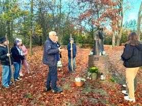 Figura ma wymiar symboliczny - Matka symbolizuje ziemię tarnowską, która jest jedna, łączy dwoje dzieci i kocha i jest jednakowo kochana przez Niemca i Polaka, przez katolika i protestanta.