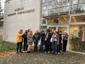 Młodzież wraz z opiekunami przed Muzeum Bambrów Poznańskich