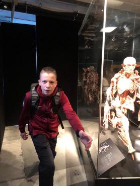 Uczniowie odwiedzający wystawę Body Worlds