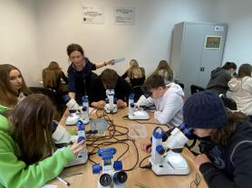 Uczniowie klasy 1 c podczas obserwacji mikroskopowych.